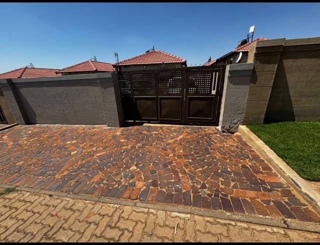 2 BEDROOM HOUSE FOR SALE IN LEFHERENG